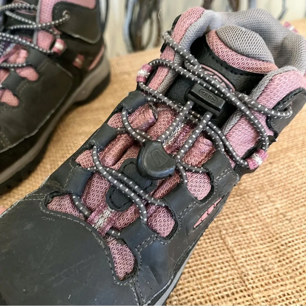 Keen Kids Hiking Boot in Black and Pink